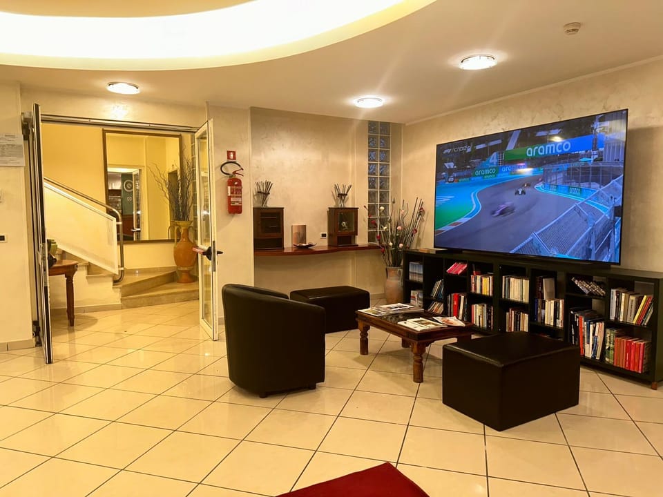 Communal lounge/ TV room, Lobby or reception