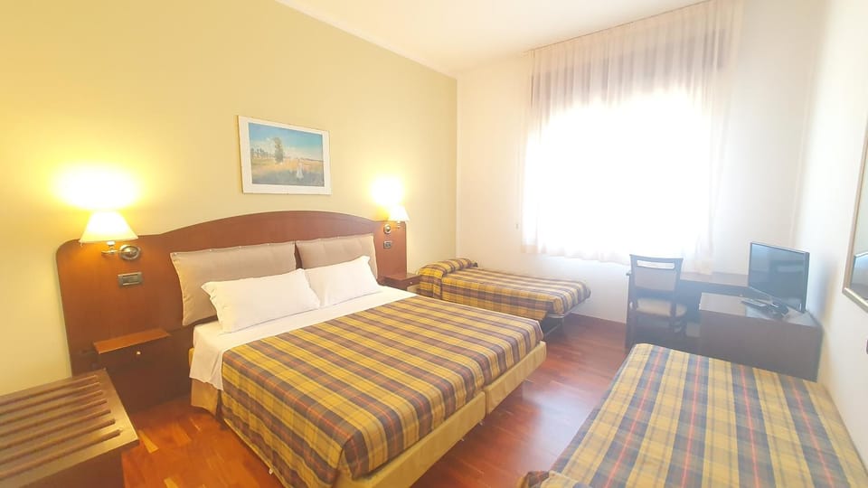 Bed, TV and multimedia, Photo of the whole room