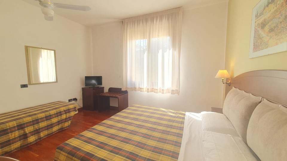 Communal lounge/ TV room, Bed, Photo of the whole room