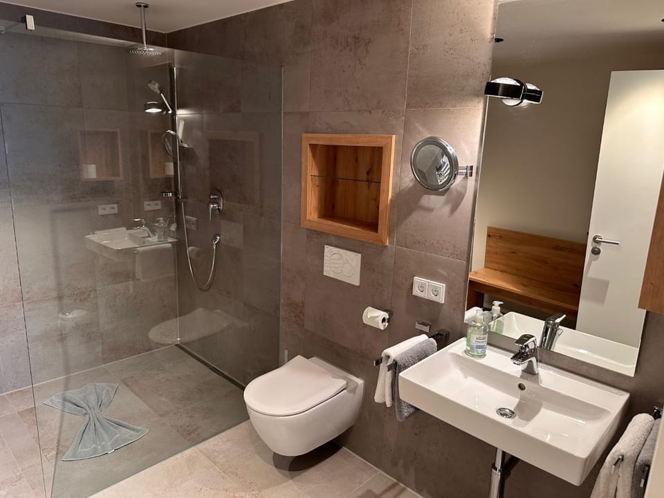 Shower, Toilet, Bathroom, towels