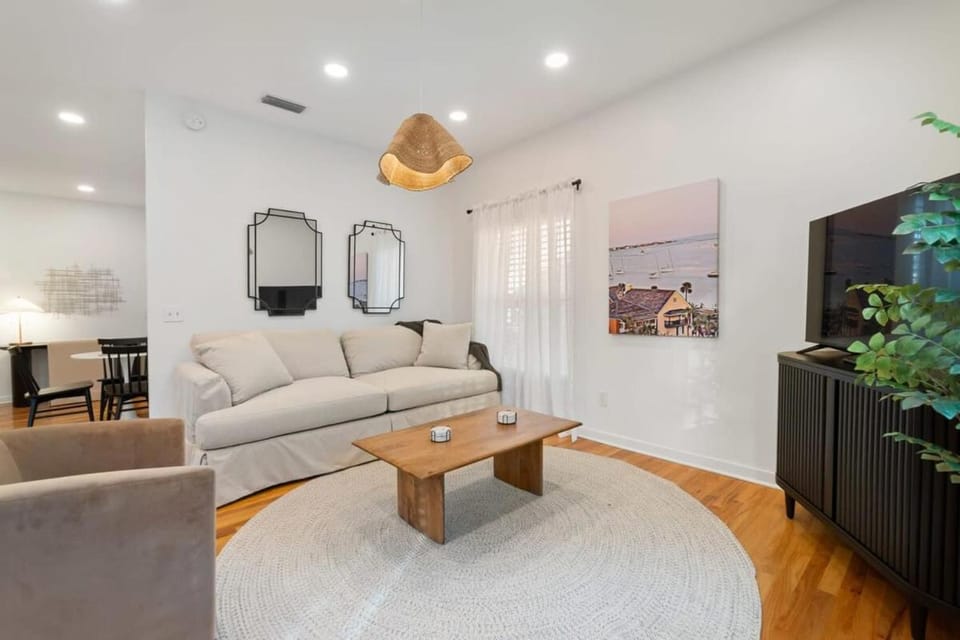 Uptown Loft - Bright - Modern - Walkable Apartment in Saint Augustine