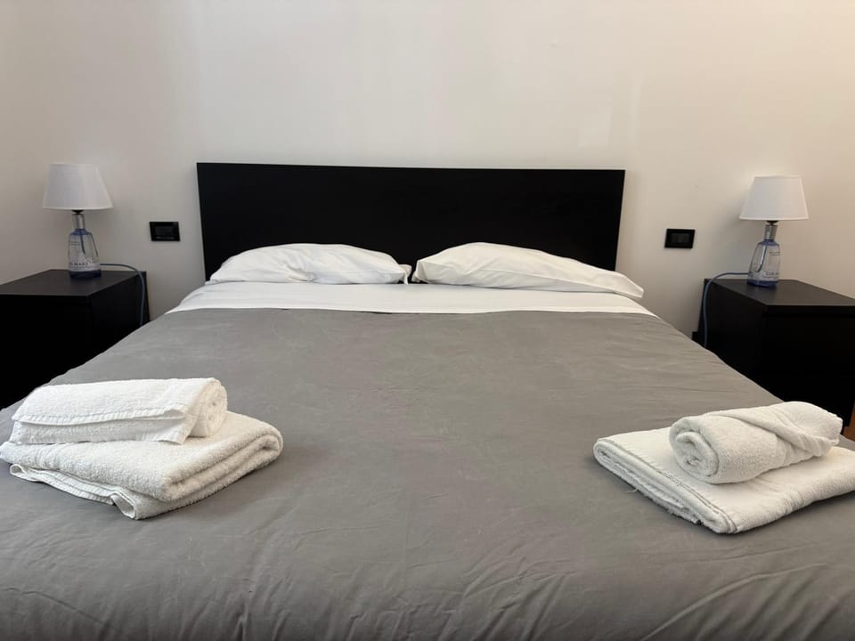 Bed, Bedroom, towels, towels