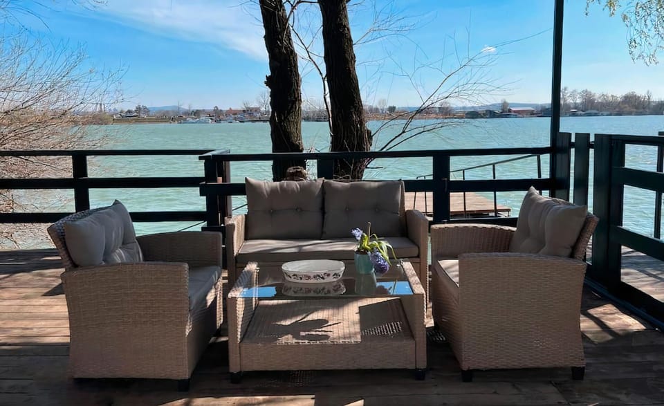 Natural landscape, View (from property/room), Balcony/Terrace, Seating area, Dining area, Lake view, River view