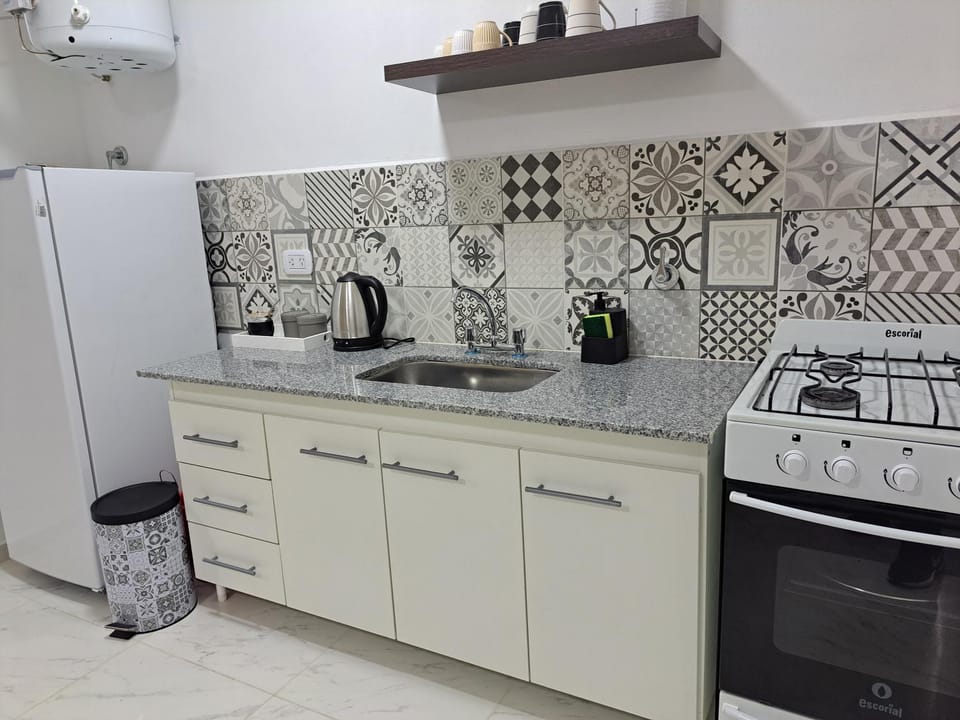 Kitchen or kitchenette, minibar, oven
