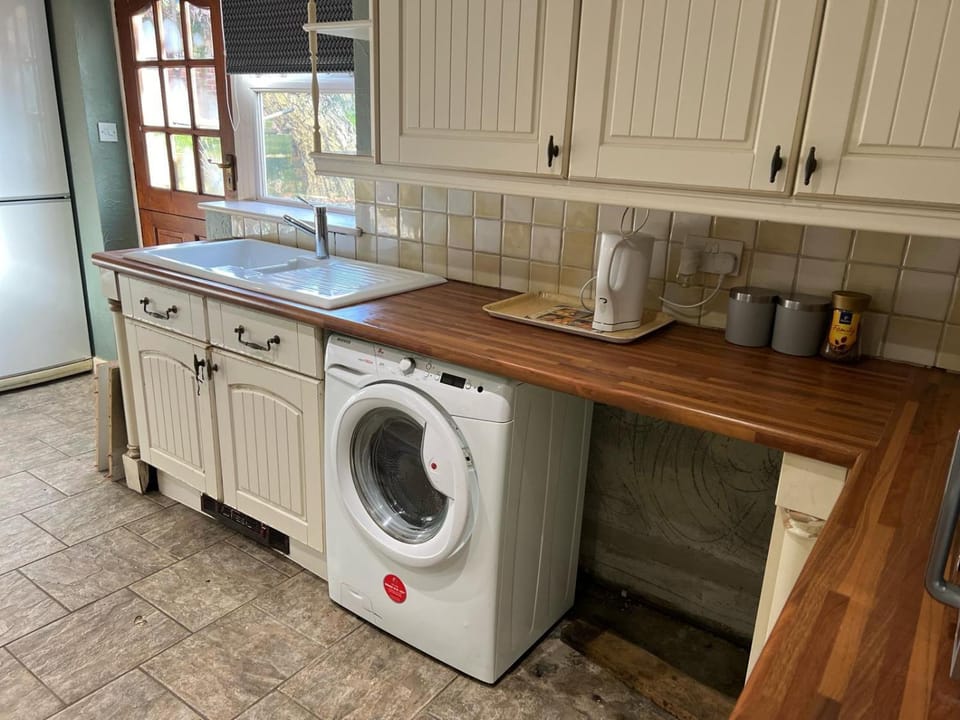 Kitchen or kitchenette, washing machine