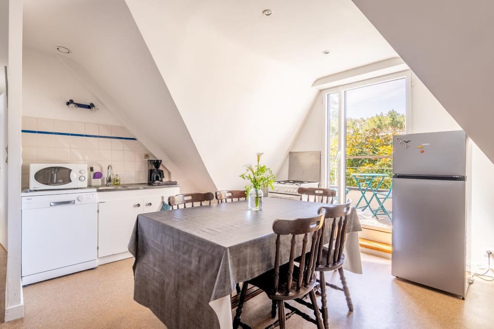Property building, Kitchen or kitchenette, Living room