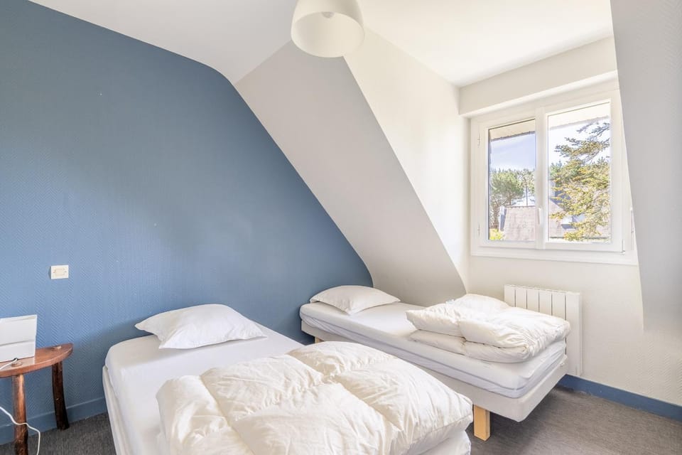 Property building, Living room, Bedroom