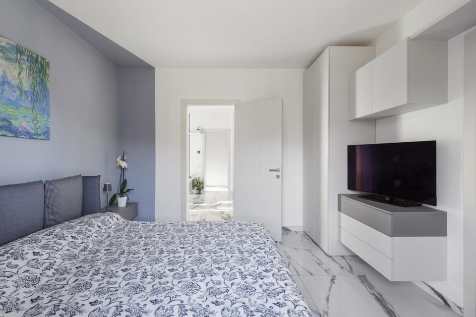 Bed, TV and multimedia, Bedroom, wardrobe