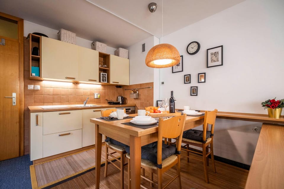 Kitchen or kitchenette, Seating area