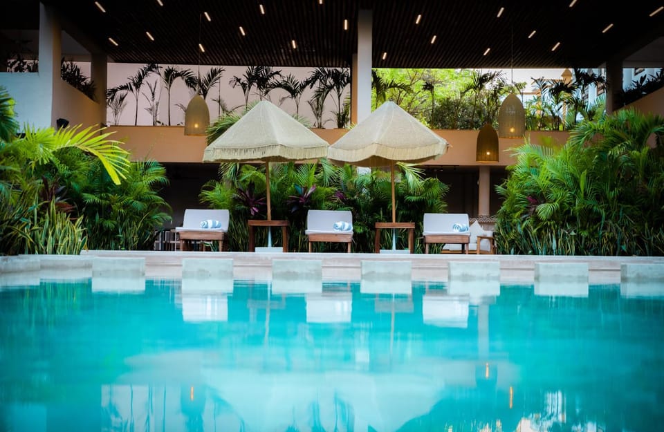 Property building, Swimming pool, sunbed