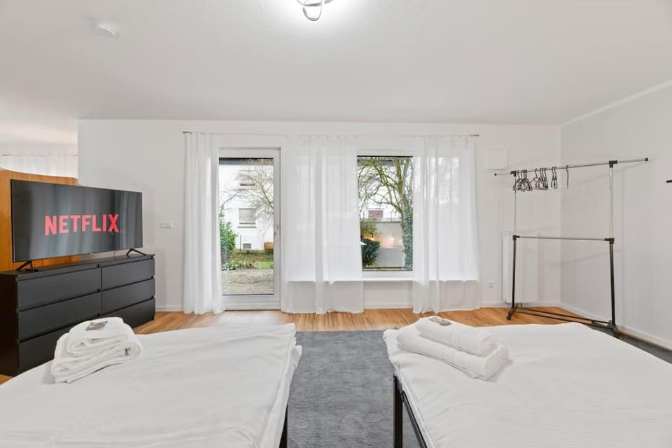 Bed, TV and multimedia, Bedroom
