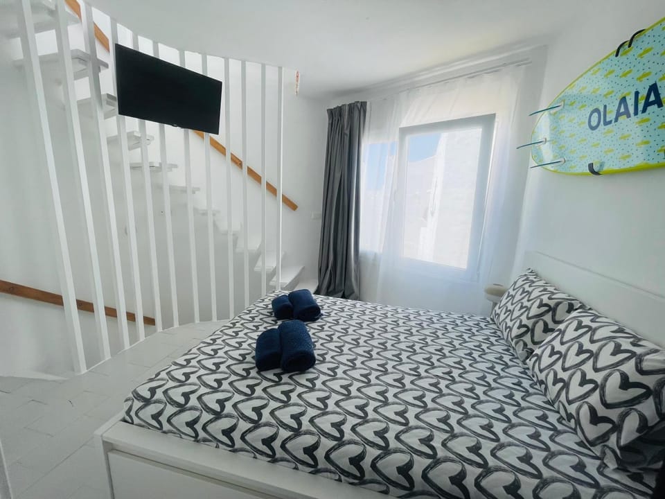 Bed, TV and multimedia, Photo of the whole room, Bedroom
