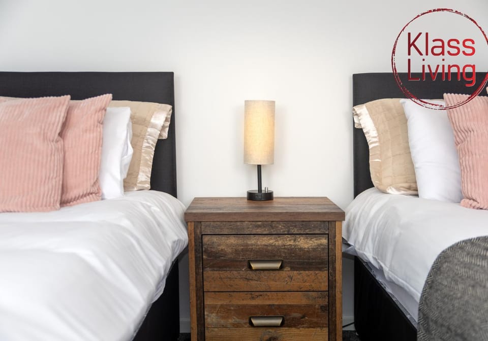 Bed, Decorative detail, Bedroom, Guests, group of guests, cot, Family