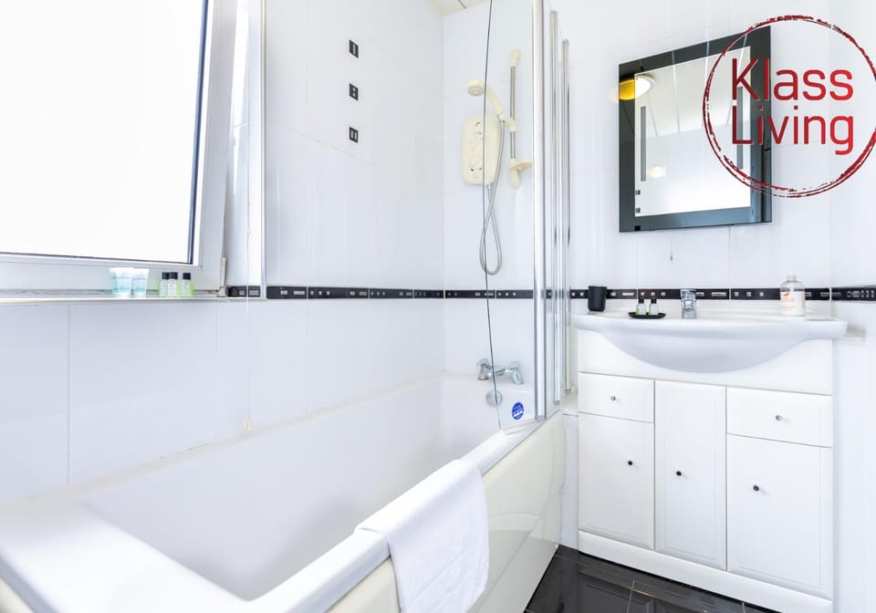 Toilet, Bathroom, Decorative detail, Guests, Shopping Area, group of guests, Family