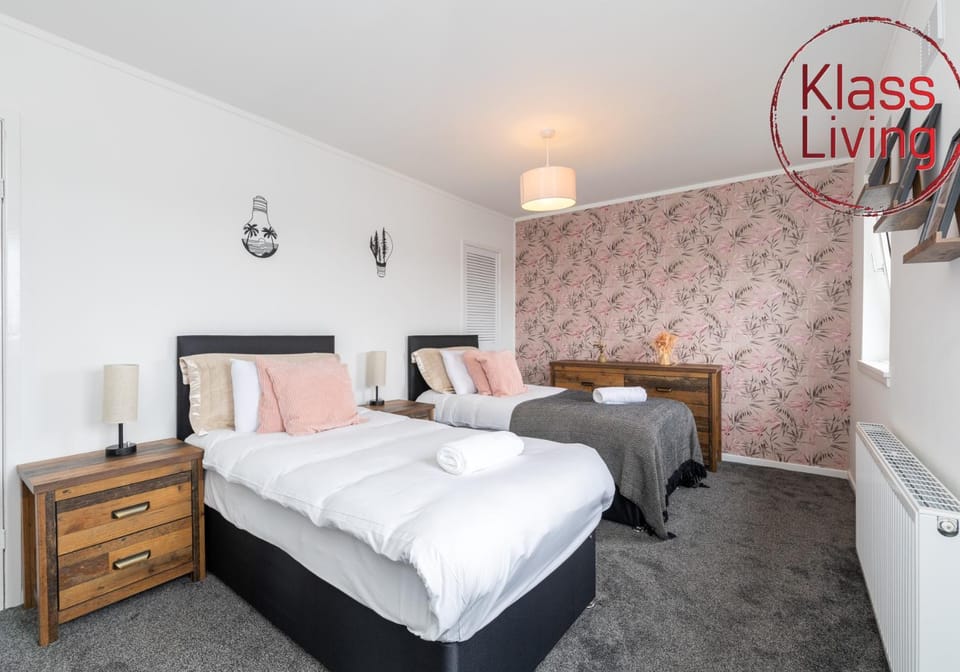 Bed, Decorative detail, Bedroom, Guests, group of guests, cot, Family