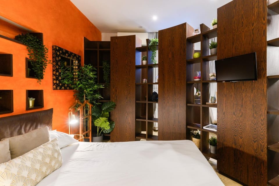 Bed, TV and multimedia, Photo of the whole room, Bedroom