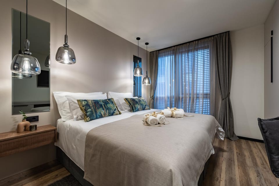 Bed, Photo of the whole room, Bedroom, towels