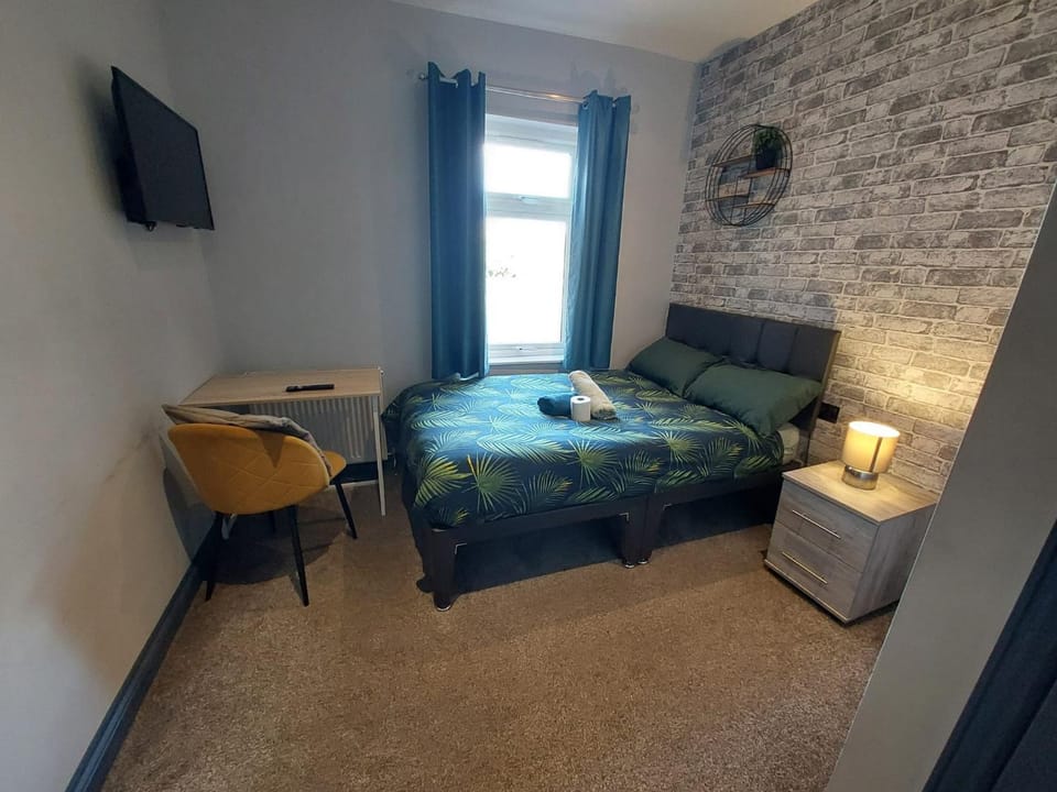 Bed, TV and multimedia, Photo of the whole room, Bedroom