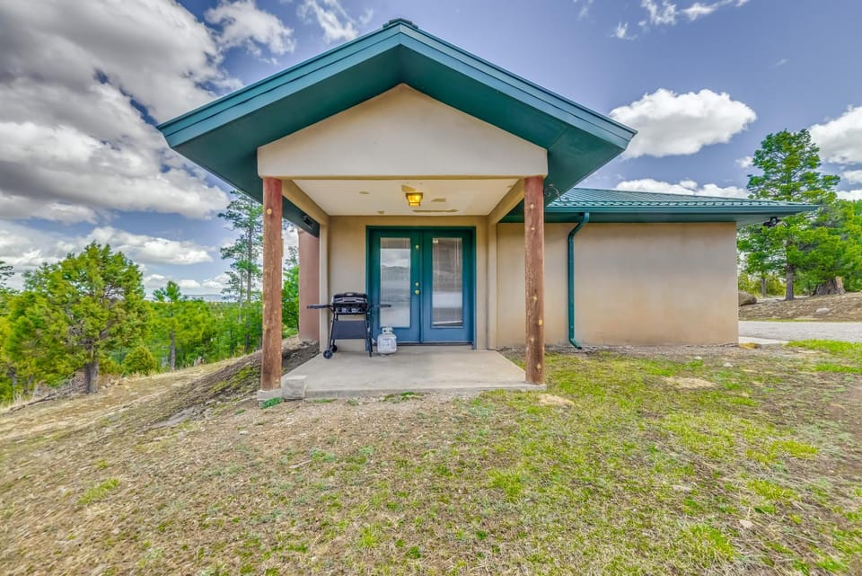 Cozy Alto Cabin w/ Grill & Mtn Views: 2 Mi to Lake Cabin in Alto