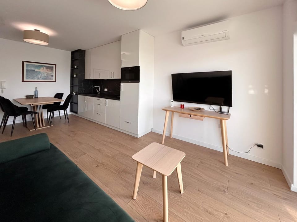 TV and multimedia, Kitchen or kitchenette, Living room, Dining area, microwave, air conditioner