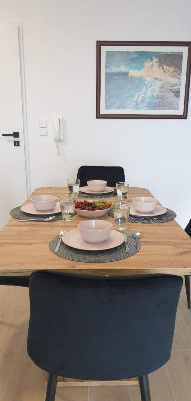 Food and drinks, Dining area, Food
