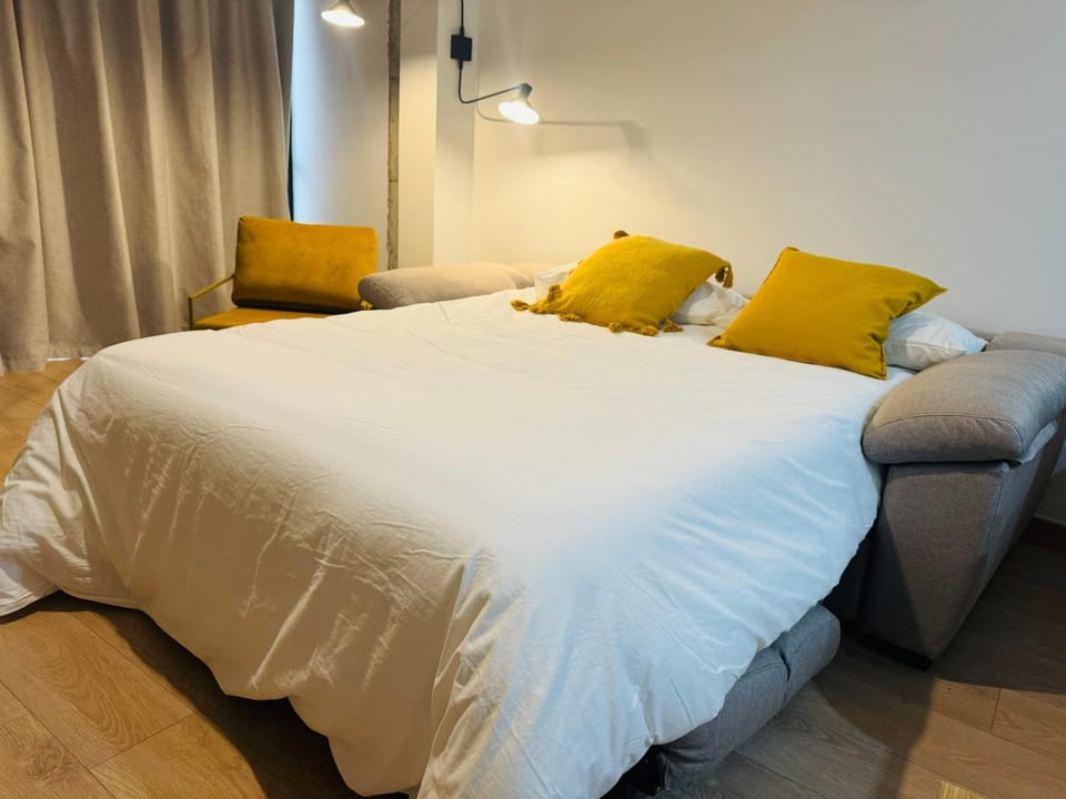 Bed, Living room