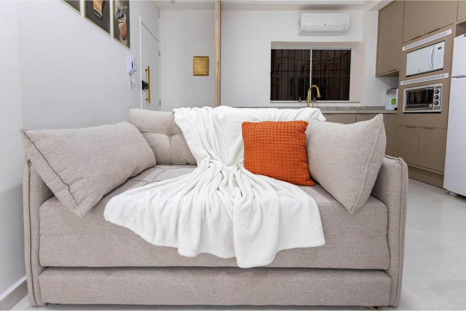 Kitchen or kitchenette, Living room, oven, pet friendly, stove, air conditioner