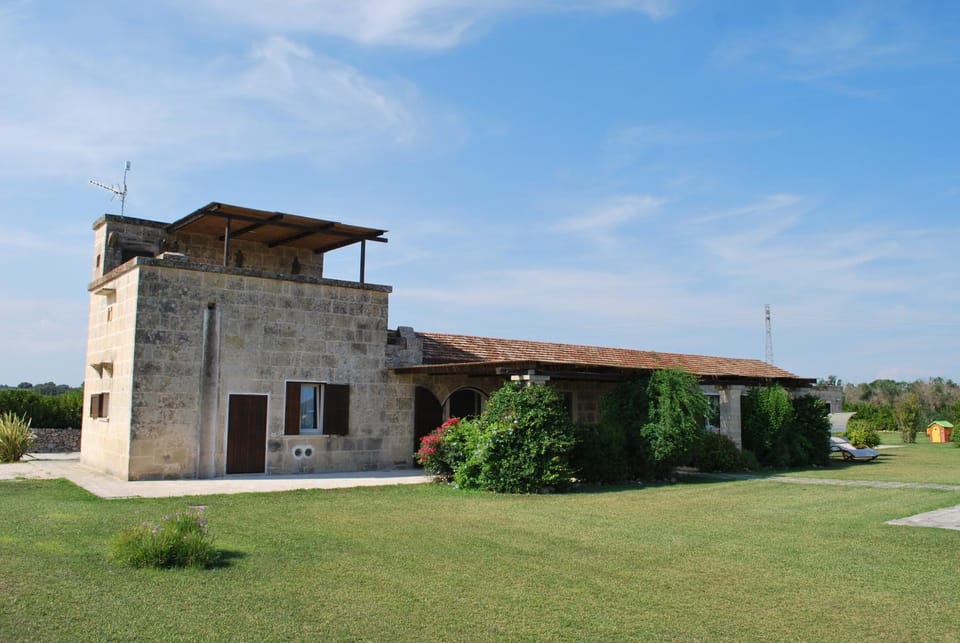 Property building, Patio, Garden, Balcony/Terrace