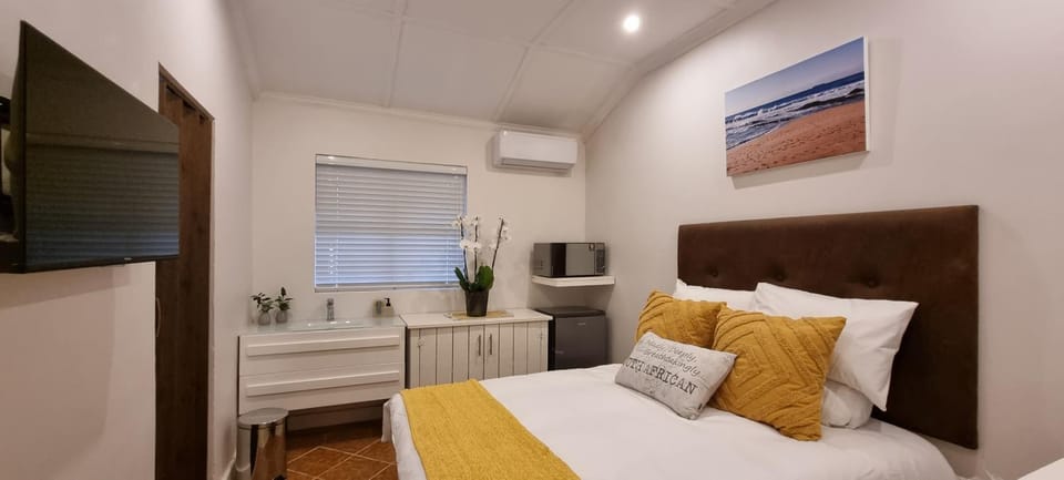 Restaurant/places to eat, Bed, TV and multimedia, Coffee/tea facilities, Photo of the whole room, locker, minibar, oven, toaster, air conditioner