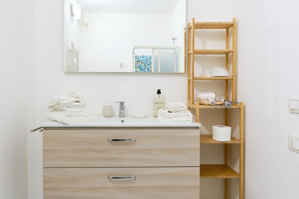 Bathroom, heating, heating, microwave, towels, towels