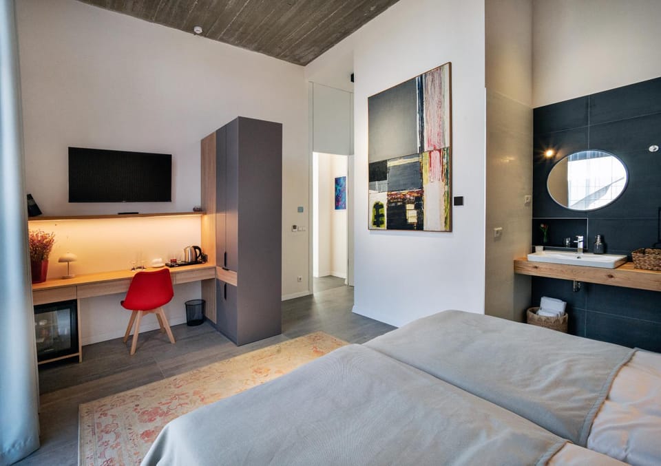 Bed, TV and multimedia, Photo of the whole room, Bedroom