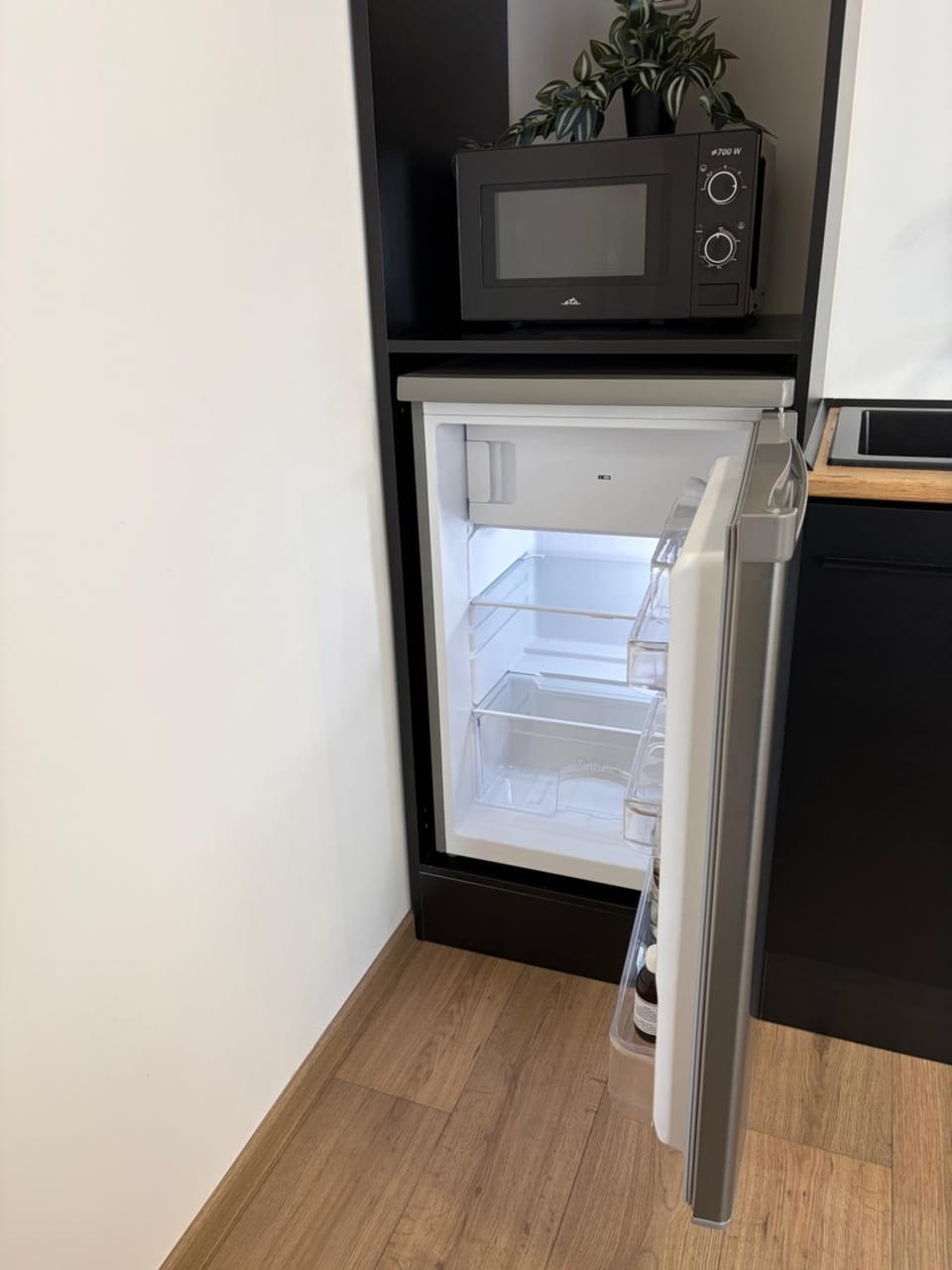 Kitchen or kitchenette, oven