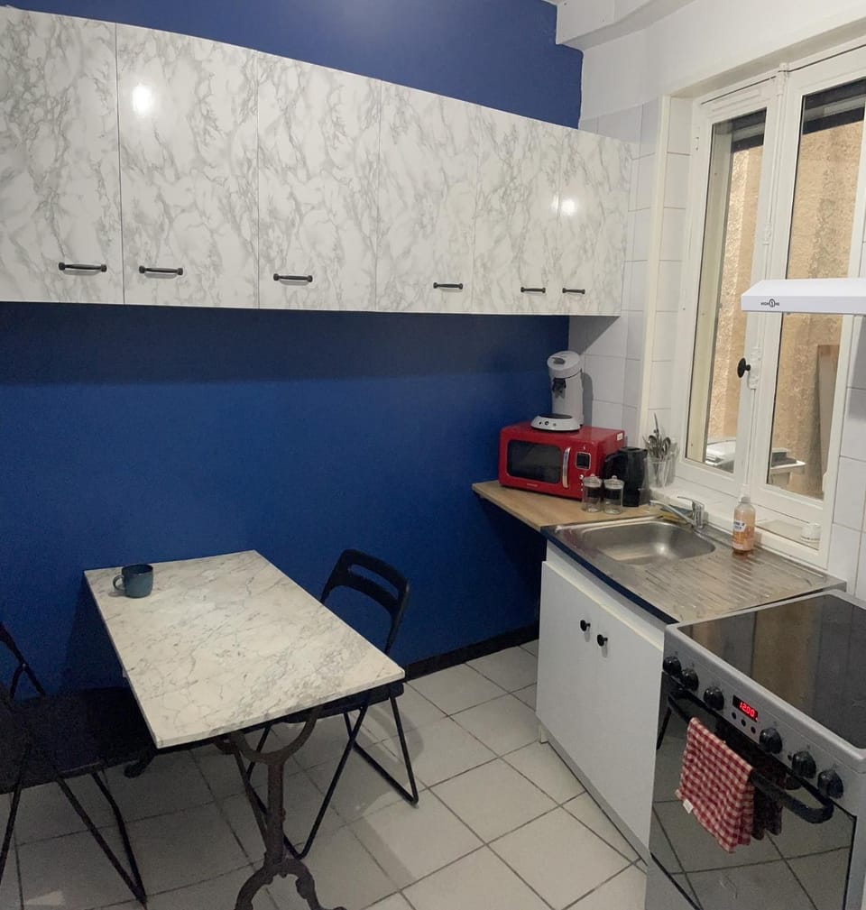 Kitchen or kitchenette, Dining area