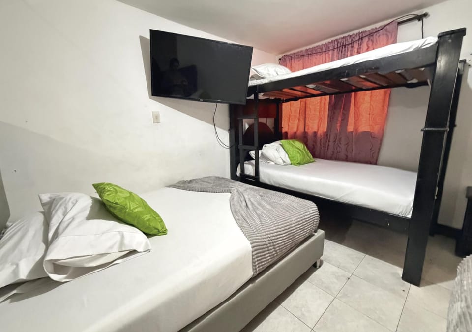 Bed, TV and multimedia, Photo of the whole room, Bedroom, bunk bed