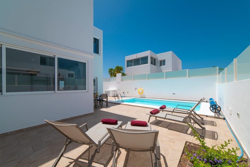 Balcony/Terrace, Swimming pool, sunbed