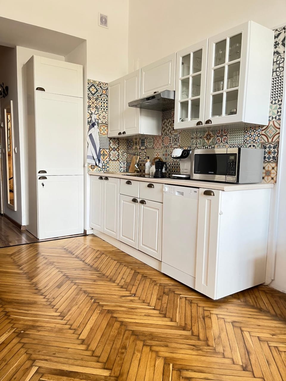 Kitchen or kitchenette, dishwasher, minibar, stove