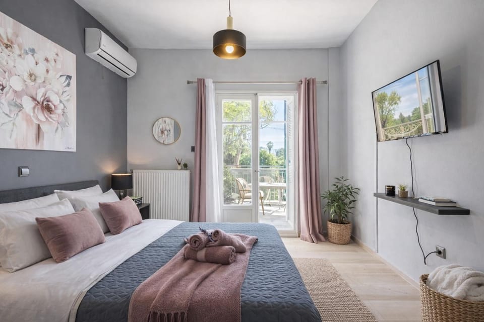 Bed, TV and multimedia, Photo of the whole room, Evening entertainment, Bedroom, internet, towels, air conditioner