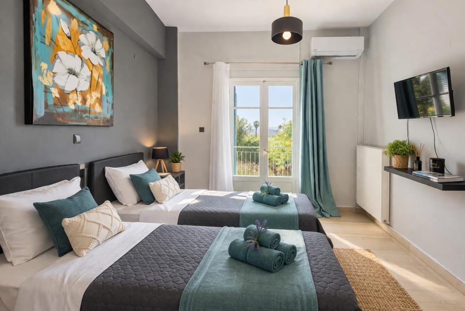 Bed, TV and multimedia, Photo of the whole room, Seating area, Bedroom, towels, air conditioner