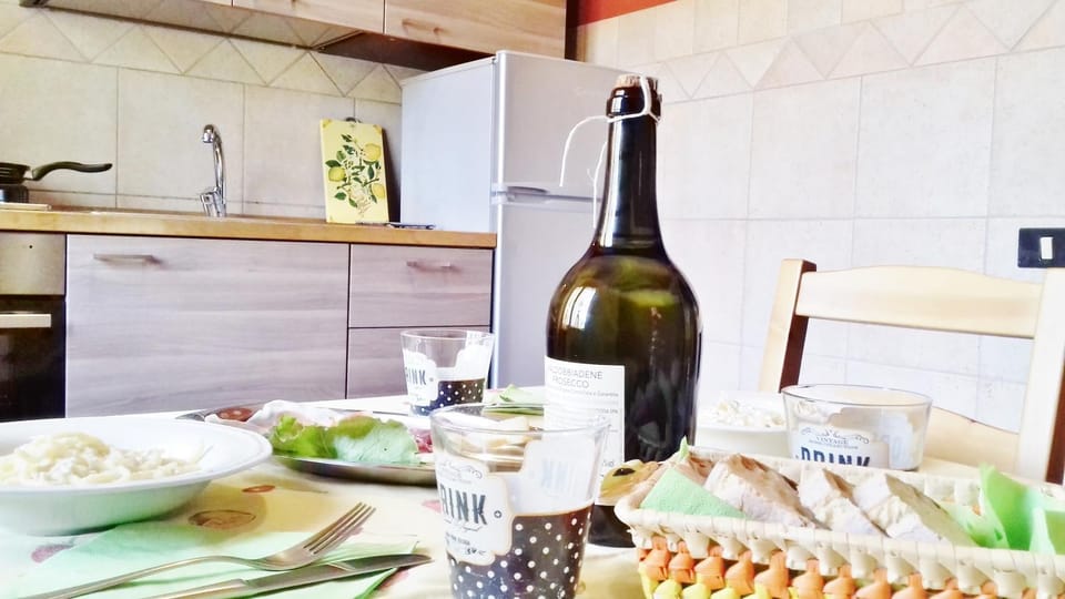 Kitchen or kitchenette, Food and drinks