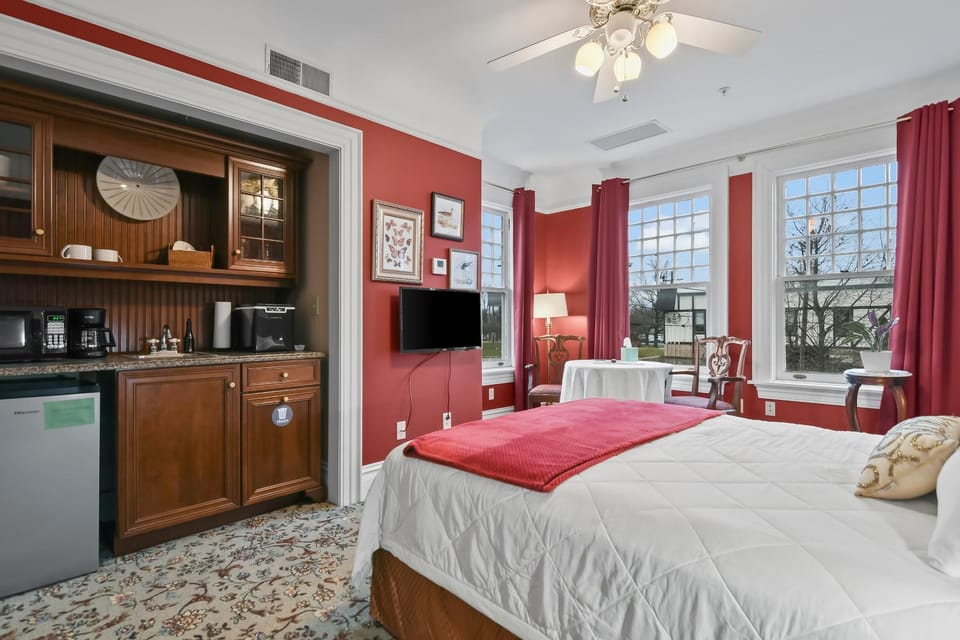 Bed, TV and multimedia, Kitchen or kitchenette, Dining area, Bedroom, fireplace, minibar