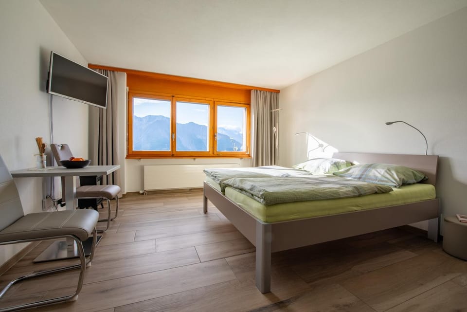 TV and multimedia, Seating area, Bedroom