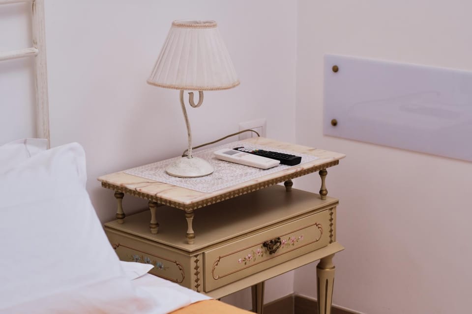 Bed, Photo of the whole room, Bedroom, hair dresser