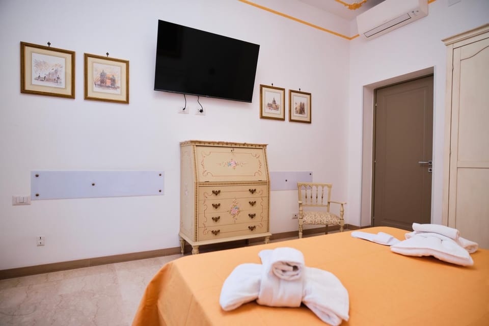 Bed, TV and multimedia, Photo of the whole room, Bedroom, towels, wardrobe