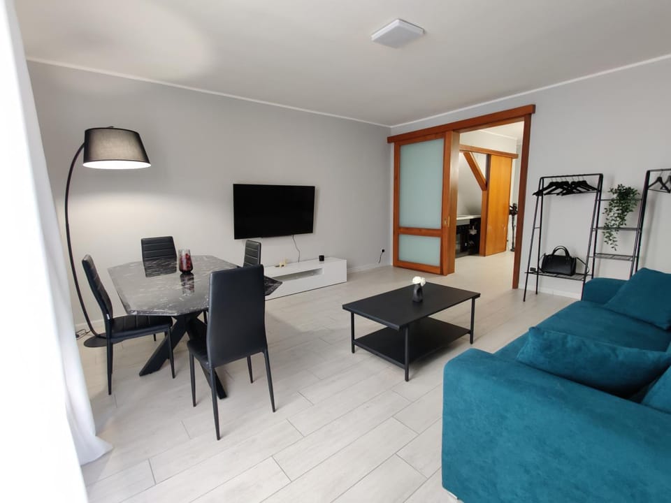 Communal lounge/ TV room, TV and multimedia, Living room, Seating area, Dining area, Evening entertainment