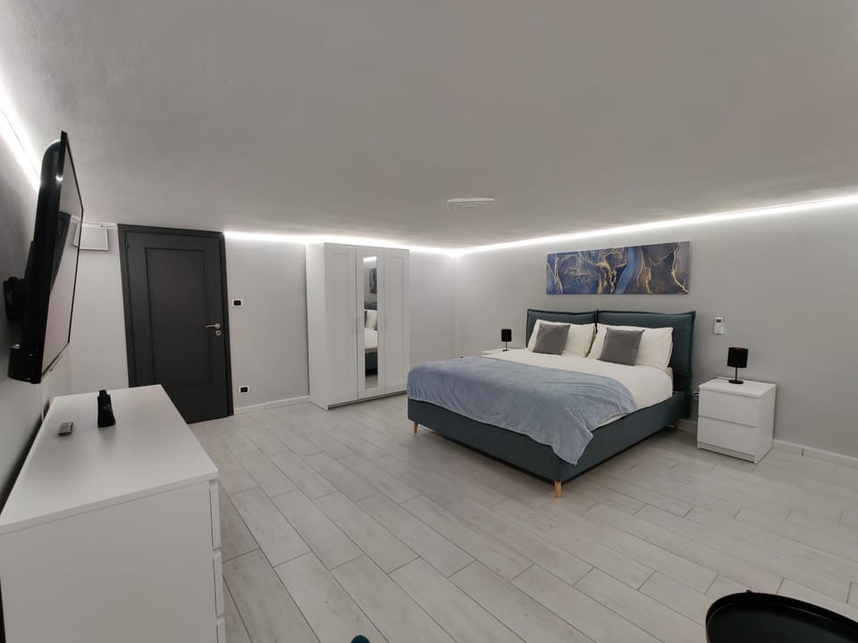 Bed, TV and multimedia, Photo of the whole room, Bedroom