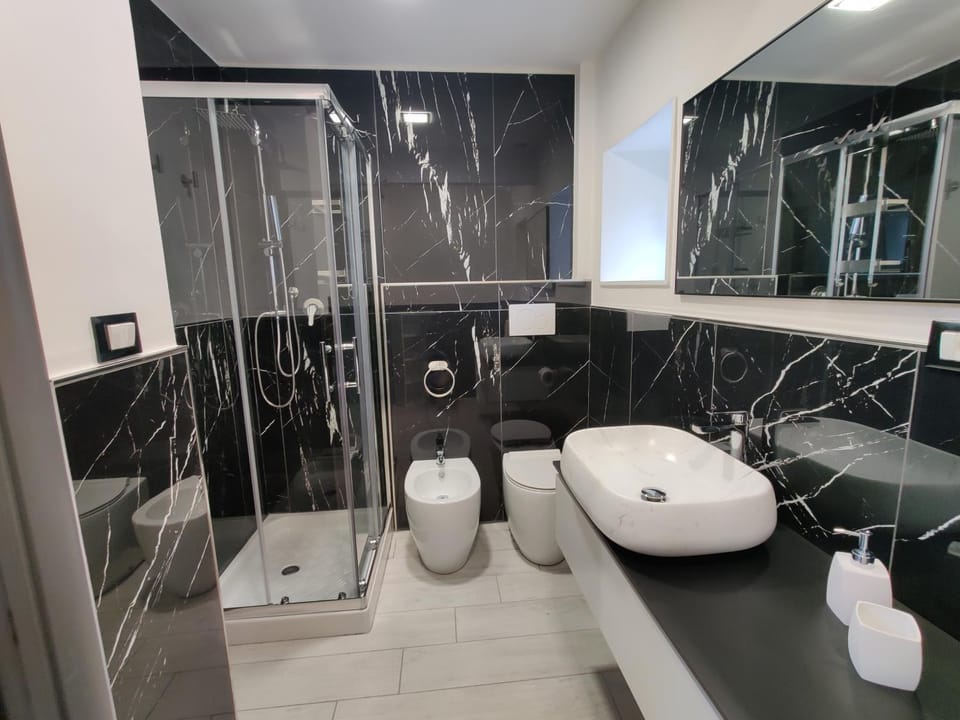 Shower, Toilet, Bathroom, towels