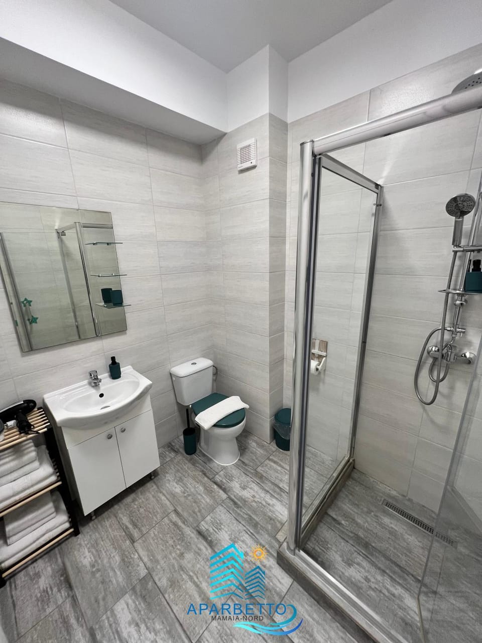 Shower, Toilet, Bathroom, towels