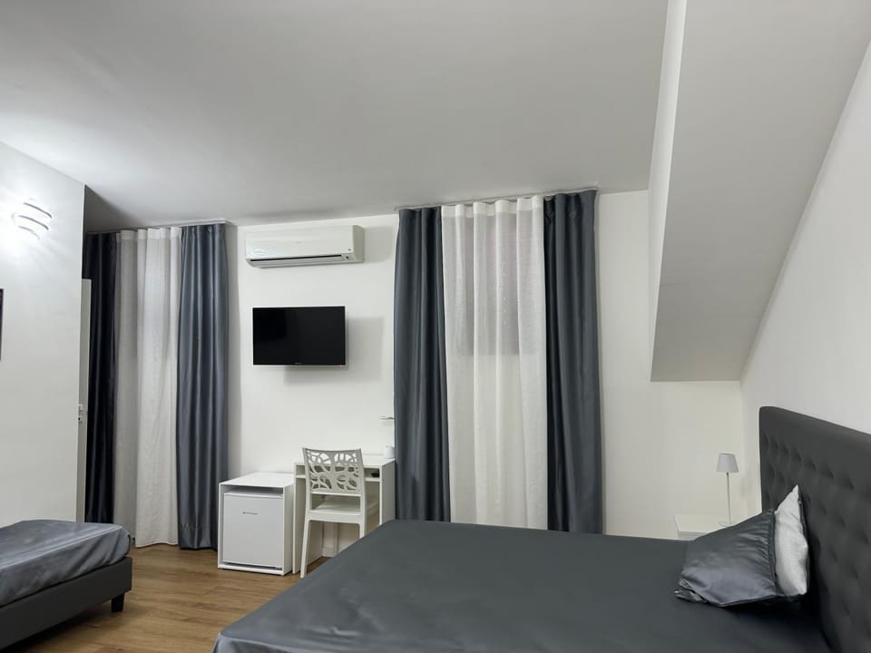Bed, TV and multimedia, Photo of the whole room, Evening entertainment, Bedroom, air conditioner