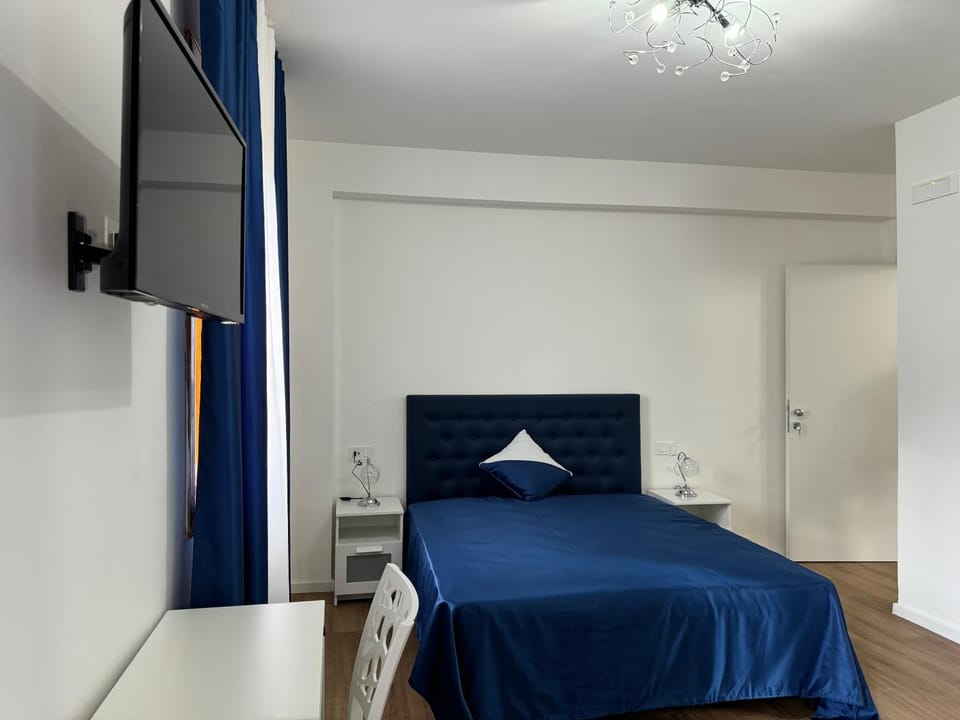 Bed, TV and multimedia, Photo of the whole room, Bedroom