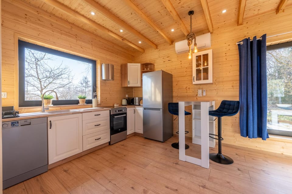 Kitchen or kitchenette, Dining area, dishwasher, minibar, oven, pet friendly